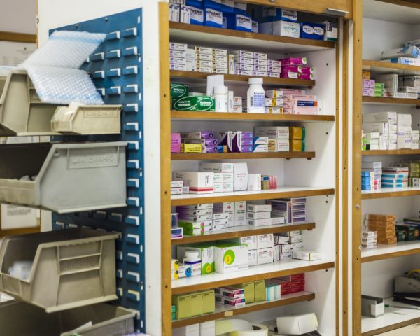 estanteria farmacia